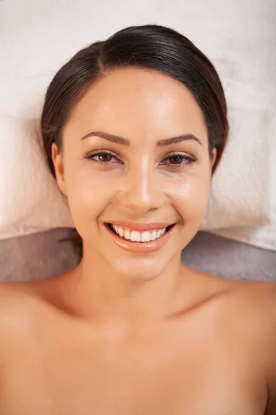 Szczęśliwa Młoda Kobieta Uśmiech Zębiczny Patrząc Kamery Procedurze Spa — Zdjęcie stockowe