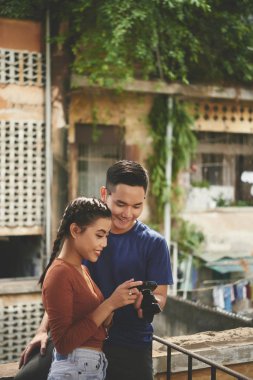 Fotoğrafları dijital fotoğraf makinesi üzerinde denetimini Genç Asyalı Çift