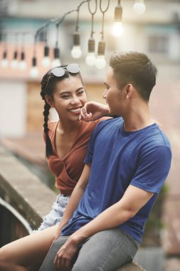 Tarihi açık havada olan genç mutlu Asya Çift