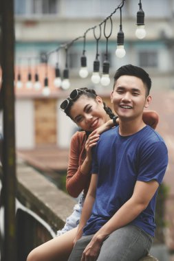 Güzel mutlu genç Vietnamlı çift portresi