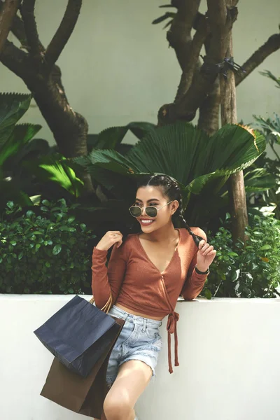 Joyeuse Jeune Femme Vietnamienne Debout Extérieur Avec Des Sacs Papier — Photo