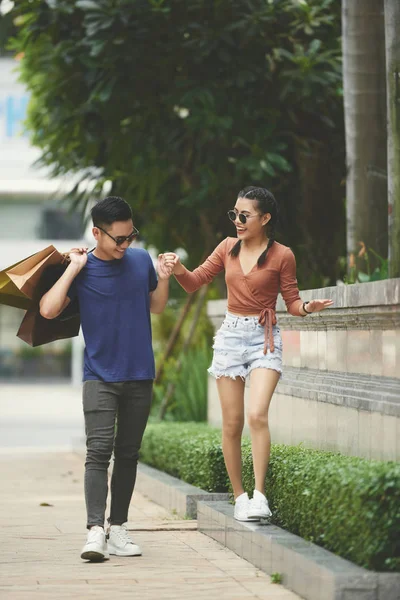 Skrattande Glada Vietnamesiskt Par Tillbringar Dagen Utomhus Med Kassar Och — Stockfoto