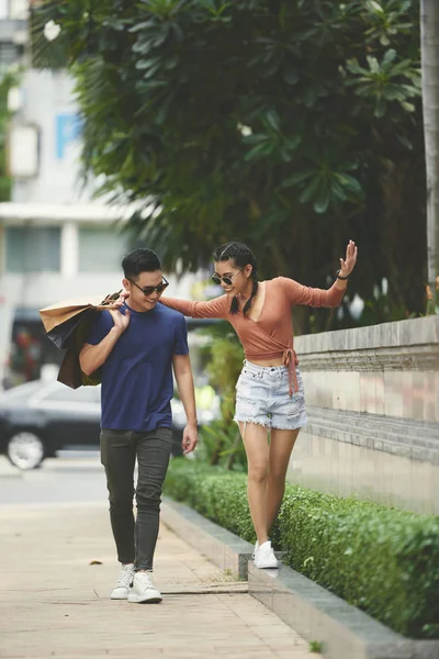 Feliz Pareja Vietnamita Enamorada Caminando Aire Libre —  Fotos de Stock
