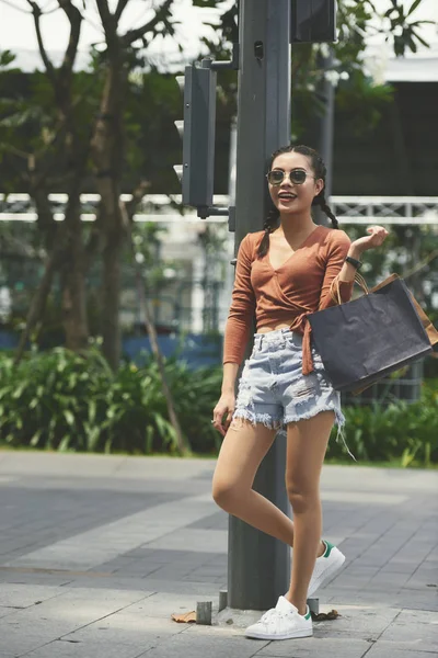 Bela Feliz Jovem Ásia Mulher Com Compras Sacos — Fotografia de Stock