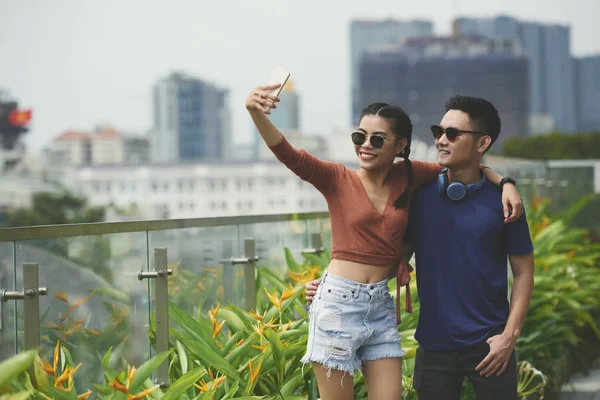 Alegre Abrazo Asiático Pareja Abrazando Fotografiando Aire Libre — Foto de Stock