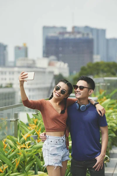 Knuffelen Jonge Vietnamese Paar Nemen Selfie Buitenshuis Mobiel — Stockfoto