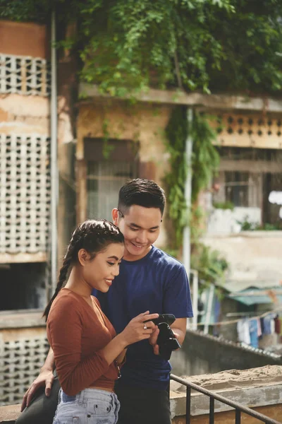 Fotoğrafları dijital fotoğraf makinesi üzerinde denetimini Genç Asyalı Çift