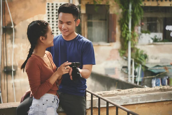 Unga Vietnamesiska Par Kärlek Med Digital Kamera — Stockfoto