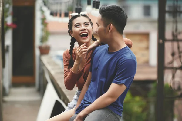 美丽的年轻的越南妇女与男朋友笑 — 图库照片