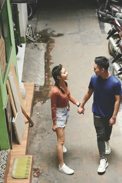 Feliz Joven Pareja Enamorada Caminando Ciudad Vieja —  Fotos de Stock