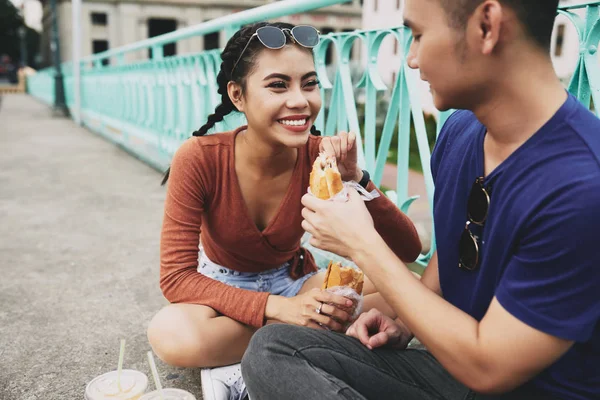 Χαρούμενη Βιετνάμ Ζευγάρι Έχοντας Σάντουιτς Για Μεσημεριανό Γεύμα — Φωτογραφία Αρχείου