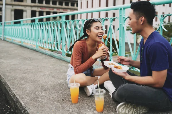 Asiatiska Par Sitta Trottoaren Och Äta Snabbmat — Stockfoto