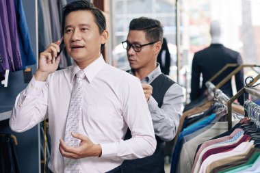 Ne zaman onun sahip telefonla aramayı olgun Vietnamca işadamı omuzlar takım elbise için ölçü birimi