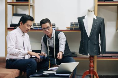 Ekip profesyonel terzi fikirleri yeni moda koleksiyonu için tartışıyor