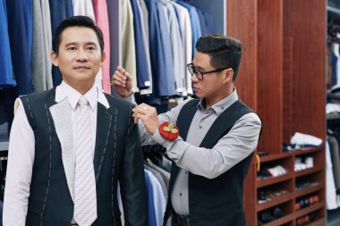 Ceket dikiş bölgelerinde ilk montaj sırasında birlikte terzi