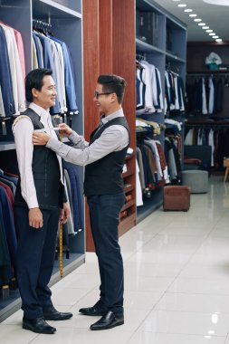 Mutlu terzi ceket erkek istemcide ölçme