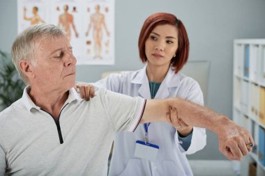 Genç kadın rehabilitasyon merkezi işçisi olan hasta