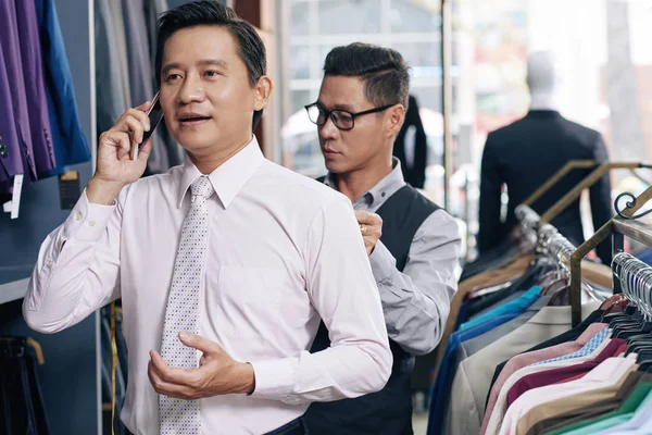 Ne zaman onun sahip telefonla aramayı olgun Vietnamca işadamı omuzlar takım elbise için ölçü birimi