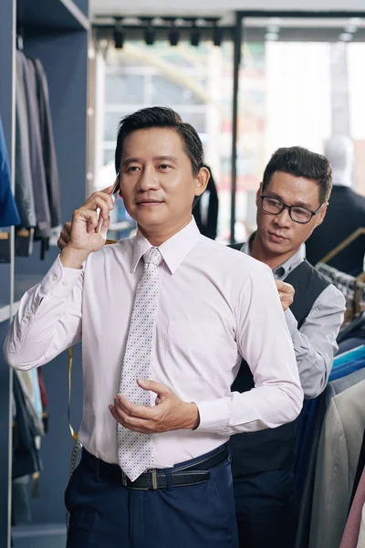 Зрелый Всегда Занят Азиатский Предприниматель Навещающий Портного Разговаривающий Телефону — стоковое фото