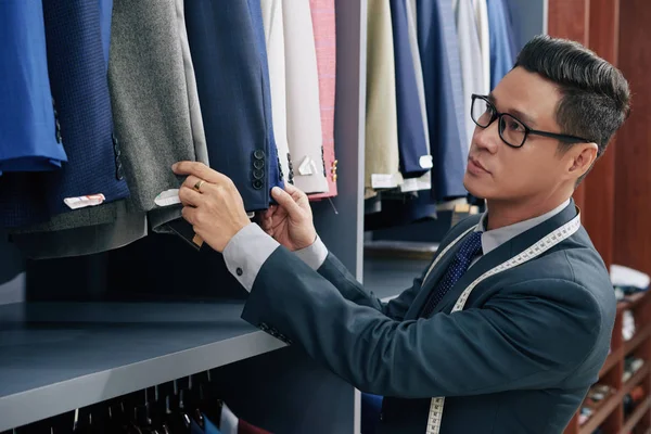 Takım elbise ve ceket dükkanında kontrol satıcısı