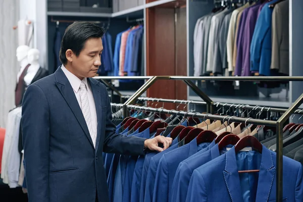 Vietnamesischer Mann Mittleren Alters Sucht Anzug Seiner Größe Auf Dem — Stockfoto