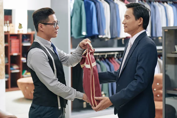 Paketlenmiş Takım Elbise Erkek Müşteriye Vererek Terzi — Stok fotoğraf