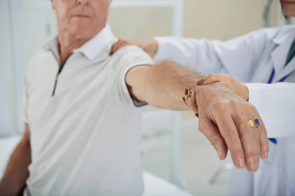 Imagen Recortada Del Médico Examinando Brazo Los Pacientes Después Rehabilitación — Foto de Stock