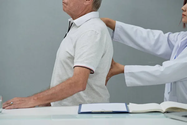 医療事務の検討彼の背骨を持つ年配の男性の画像をトリミング — ストック写真