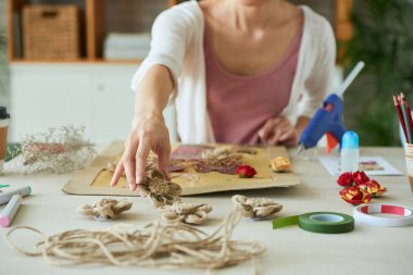 çiçekli dekor resim yapma kadın 