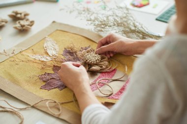 kadın Tekstil resim çiçeklerle dekorasyon 