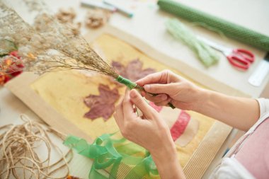 yeşil şerit ile solmuş çiçekler buket dekorasyon kadın 