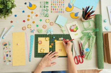 Renkli kalemler, farklı dekor öğeleri ile masa yüzeyi ile el yapımı tebrik kartları doğrudan kadın görünümünü dekorasyon