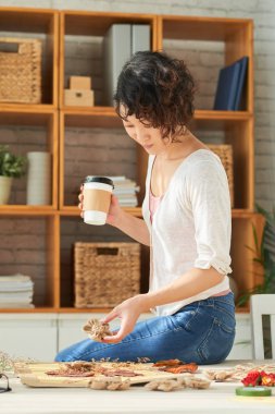 Kahve tutarak ve dekor maddeyi oluşturan kıvırcık Asya Tasarımcısı