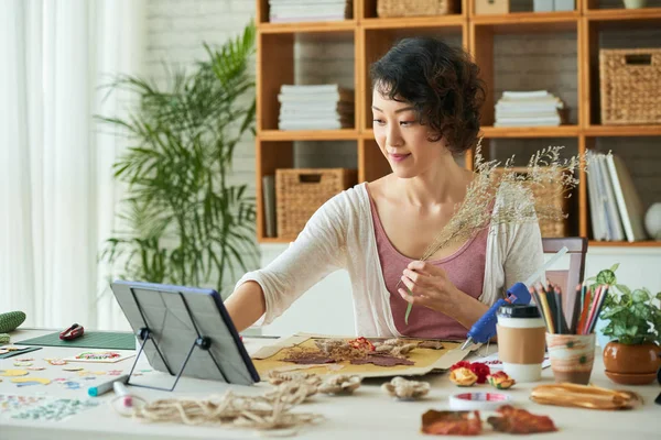 Bella Donna Asiatica Che Guarda Video Educativi Tablet Digitale Mentre — Foto Stock