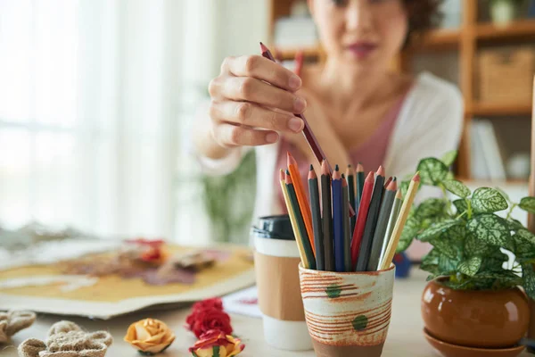 Kreative Frau Nimmt Buntstift Aus Halter — Stockfoto