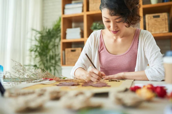 Vista Parcial Mujer Haciendo Cuadro Decoración Con Flores — Foto de Stock