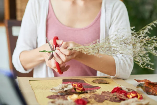 Kvinna Beskärning Rötter Vissnade Blomma Samtidigt Inredning Bild Med Blommor — Stockfoto