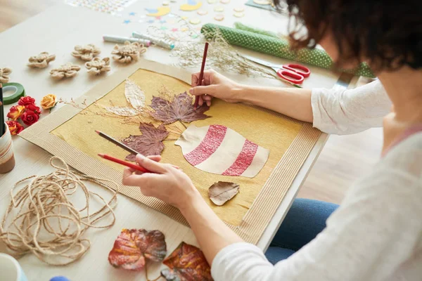 Frau Dekoriert Textilbild Mit Buntstiften — Stockfoto