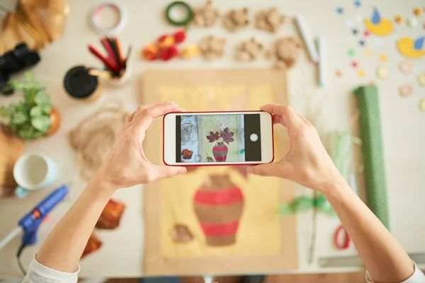 Woman Taking Picture Handmade Floral Picture Item Smartphone — Stock Photo, Image