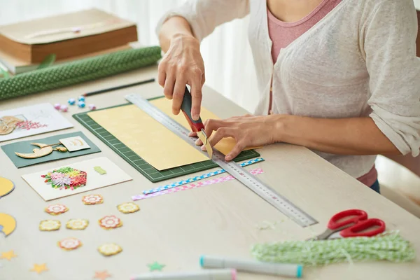 Vrouw Zit Houten Tafel Het Maken Van Wenskaarten Met Mes — Stockfoto