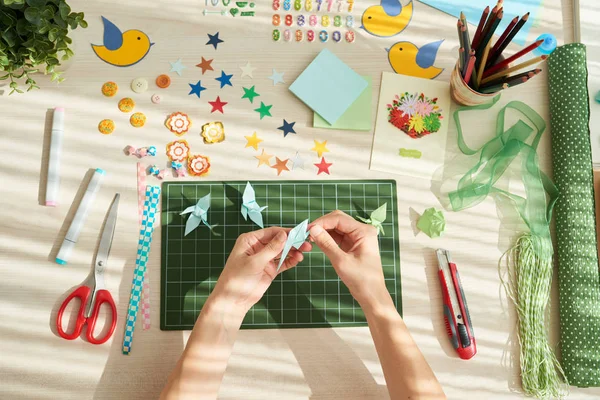 Directamente Por Encima Vista Mujer Haciendo Grúas Origami — Foto de Stock