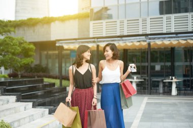 Mutlu Genç Asyalı kadınlar birçok alışveriş torbaları ile