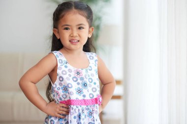 Emin gülümseyen küçük kız kameraya bakıyor