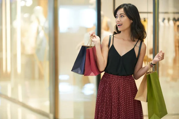 Ritratto Giovane Donna Vietnamita Con Shopping Bags Passeggiando Nel Centro — Foto Stock