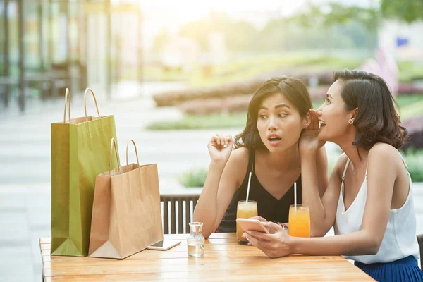 Jóvenes Mujeres Asiáticas Cafetería Mesa Con Cócteles Compartir Secretos — Foto de Stock