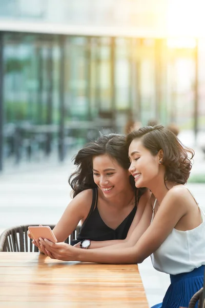 Mooie Jonge Vrouwen Zitten Outdoor Cafe Kijken Naar Foto Smartphone — Stockfoto