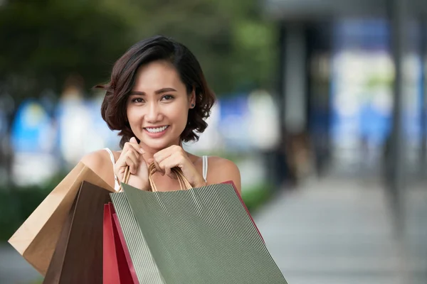 Portret Van Aantrekkelijke Jonge Aziatische Vrouw Houden Van Boodschappentassen — Stockfoto