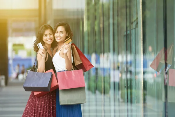 Glada Unga Vietnamesiska Kvinnor Med Papper Påsar Visar Kreditkort — Stockfoto