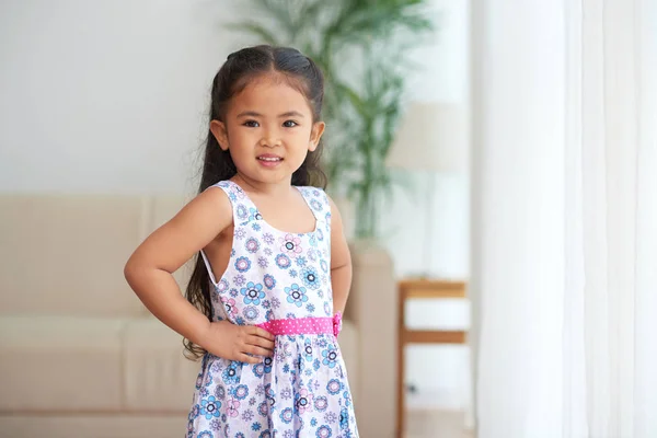 Чарівна Маленька Дівчинка Літній Сукні Дивиться Камеру — стокове фото