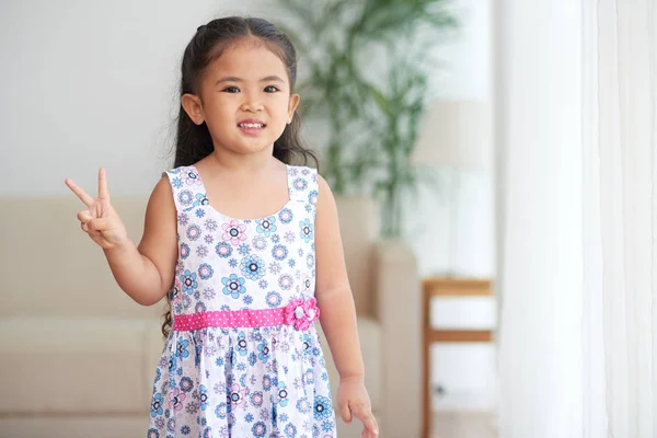 Kleine Asiatische Lächelnde Mädchen Zeigt Friedensgeste Mit Fingern — Stockfoto